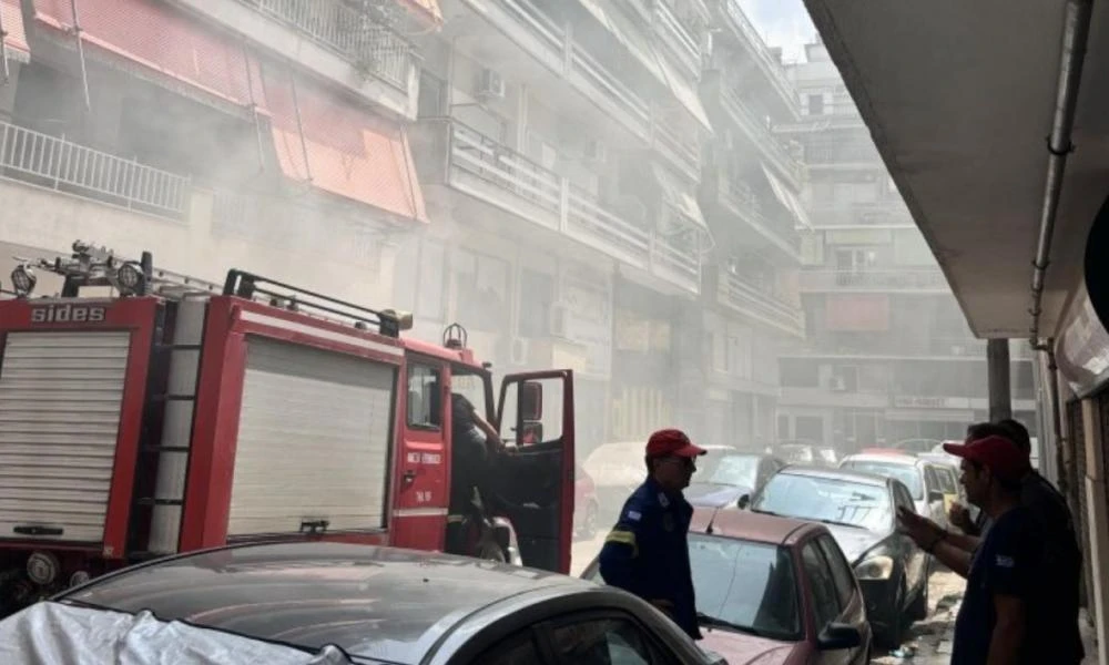 Τρίκαλα: Φωτιά σε διαμέρισμα στο κέντρο της πόλης (βίντεο)